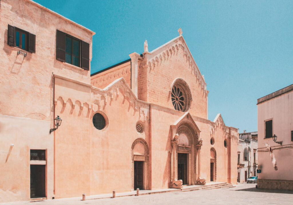 Vista laterale della facciata Basilica di Santa Caterina d'Alessandria a Galatina