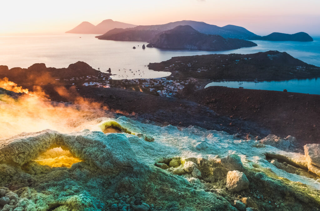 vista del cratere dell'isola di vulcano con panorama sulle altre Isole Eolie