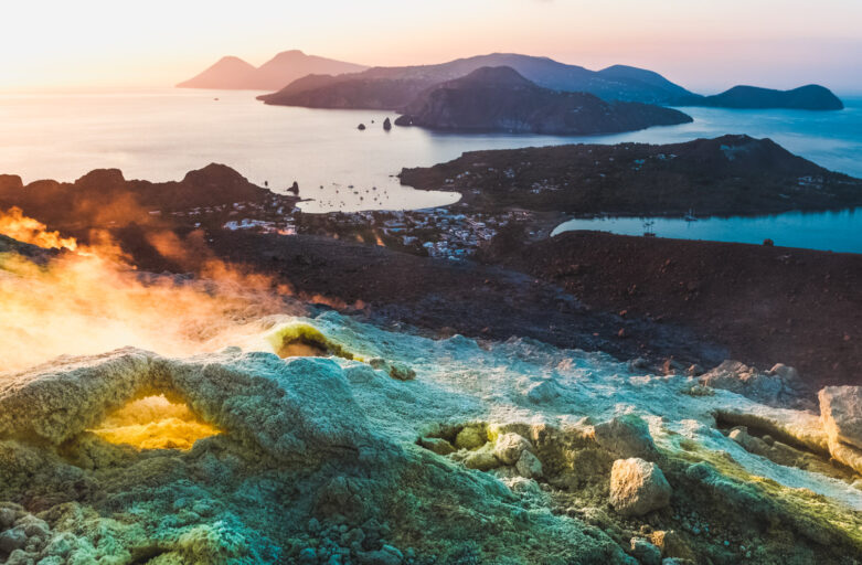 vista del cratere dell'isola di vulcano con panorama sulle altre Isole Eolie