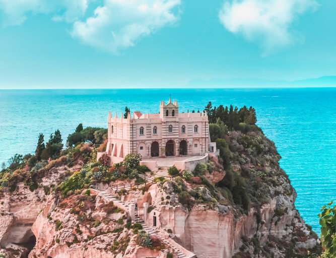 vista aerea Santuario di Santa Maria dell'Isola di Tropea