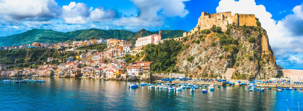 Vista dal mare del promontorio di Scilla con in cima il Castello Ruffo