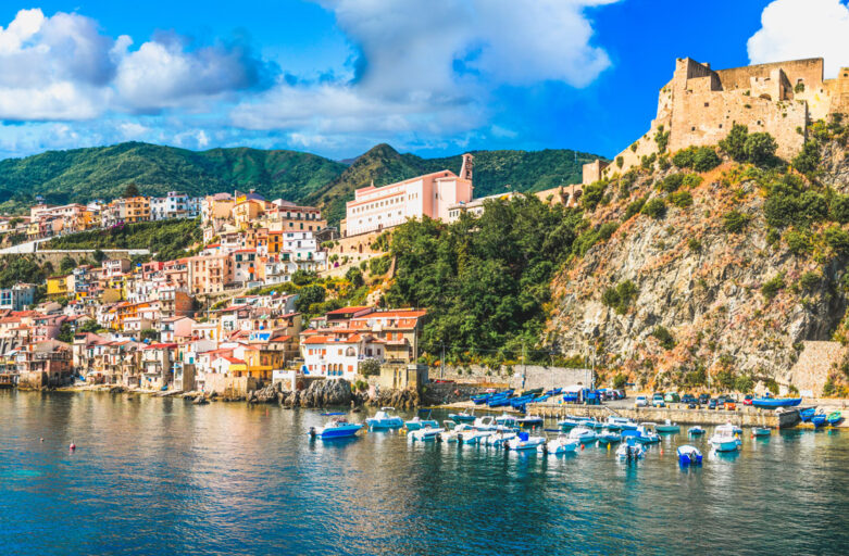 Vista dal mare del promontorio di Scilla con in cima il Castello Ruffo