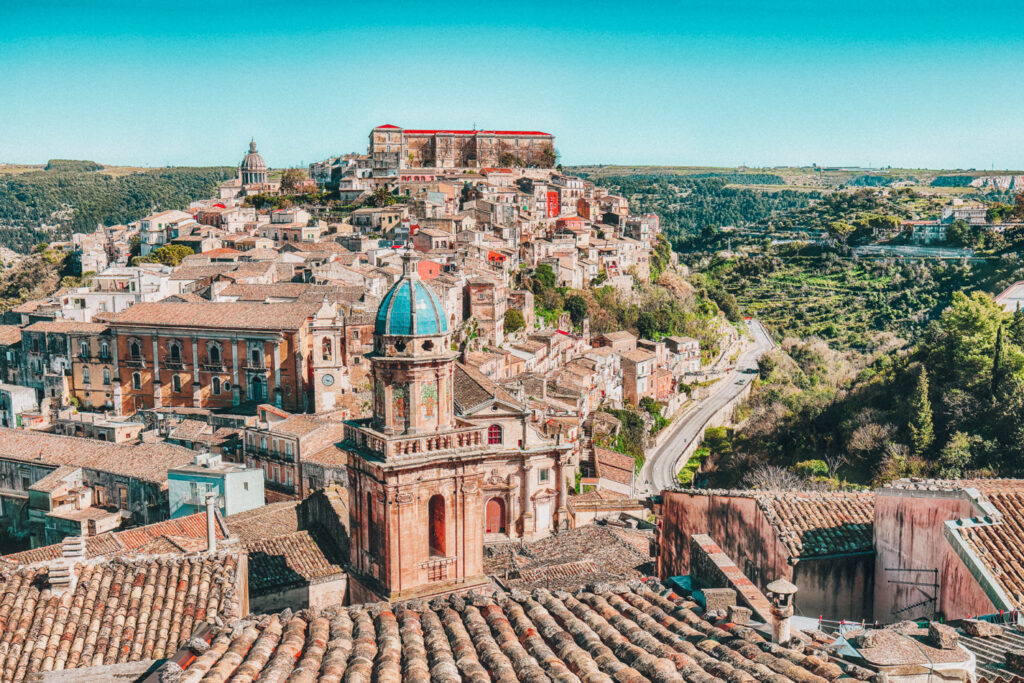 vista aerea Ragusa ibla con colline