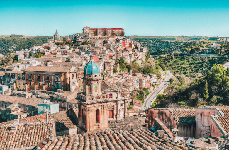 vista aerea Ragusa ibla con colline